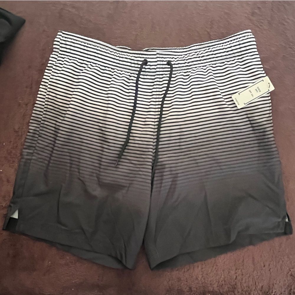 NWT Men’s Swim trunks NEW Large​